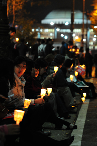 국회 앞 촛불 시민들